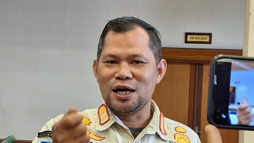 Kasatpol PP Mataram, Irwan Rahadi, saat diwawancarai di Mataram, Kamis (9/1/2025). (Nathea Citra/detikBali)