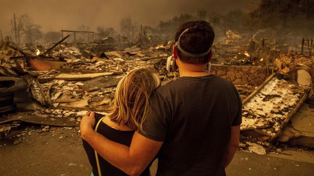 Kebakaran Eaton melanda daerah tersebut, Rabu, 8 Januari 2025, di Altadena, California. (AP/Ethan Swope)