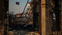 Sebelum kebakaran terjadi, Badan Cuaca Nasional telah mengeluarkan peringatan tertinggi untuk kondisi kebakaran ekstrem di sebagian besar wilayah Los Angeles County mulai Selasa hingga Kamis, dengan memperkirakan hembusan angin berkecepatan 50 hingga 80 mph (80 hingga 130 kpj) dengan angin terisolasi berkecepatan 80 hingga 100 mph (130 hingga 160 kpj) di pegunungan dan kaki bukit. REUTERS/Daniel Cole
