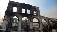 Kebakaran hutan membakar sekitar 200 hektar (80 hektar) dan mengancam rumah-rumah di kawasan kelas atas Los Angeles pada hari Selasa (7/1). Kebakaran memaksa evakuasi setelah para pejabat telah memperingatkan bahaya kebakaran ekstrem akibat angin kering dan kencang. REUTERS/Mike Blake