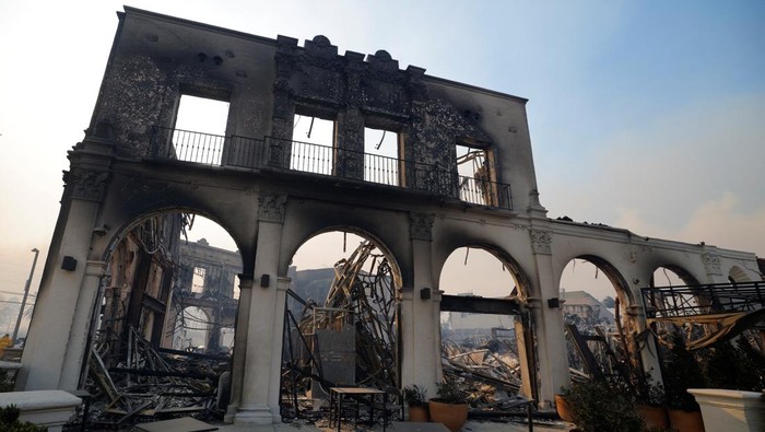 The remains of a burnt building are pictured as powerful winds fueling devastating wildfires in the Los Angeles area force people to evacuate, in the Pacific Palisades neighborhood of west Los Angeles, California, U.S. January 8, 2025. REUTERS/Mike Blake