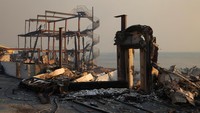 Kebakaran Pacific Palisades antara Santa Monica dan Malibu menyebabkan Departemen Pemadam Kebakaran Los Angeles mengeluarkan perintah evakuasi wajib untuk area yang luas dari perbukitan Topanga Canyon hingga ke garis pantai. REUTERS/Daniel Cole