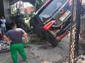 Brakk! Wuling Cortez Nungging Setelah Tabrak Pohon-Pagar Rumah di Sidoarjo