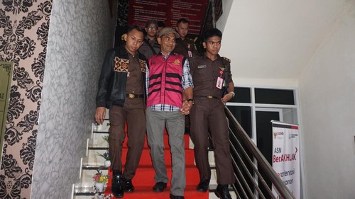 Kejari Manggarai menahan Direktur CV Patrada, Edward Sonny Kurniadi Darung, setelah ditetapan sebagai tersangka  korupsi belanja tong sampah.