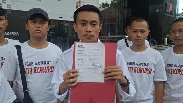 Koordinator Koalisi Masyarakat Anti Korupsi Agus Syarifuddin memberikan laporan atas sejumlah kasus yang belum diselesaikan oleh Pimpinan KPK 2019-2024. Dia berharap di era pimpinan KPK yang baru kasus itu dapat diselesaikan.