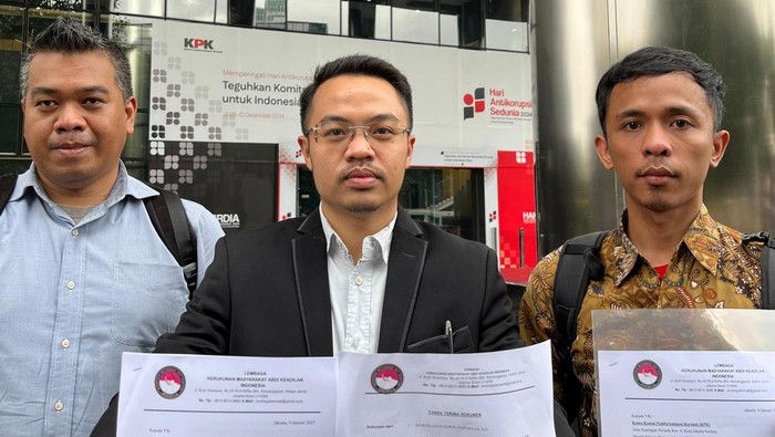 Koordinator Koalisi Masyarakat Anti Korupsi Agus Syarifuddin memberikan laporan atas sejumlah kasus yang belum diselesaikan oleh Pimpinan KPK 2019-2024. Dia berharap di era pimpinan KPK yang baru kasus itu dapat diselesaikan.