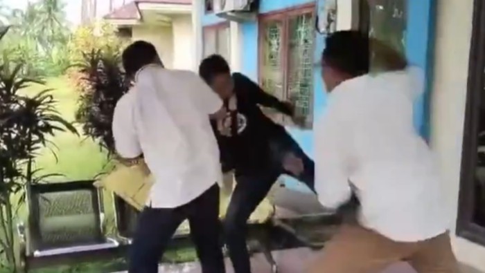 Viral video Kepala Dinas Perindustrian dan Perdagangan Halmahera Barat (Halbar), Demisius O Boky, aniaya warga.