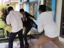 Video: Kadis Perindag Halbar Aniaya Warga yang Demo Kelangkaan Minyak Tanah