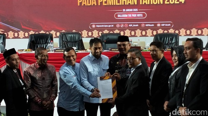 KIP Aceh menetapkan pasangan Muzakir Manaf alias Mualem-Fadhlullah Dekfad sebagai gubernur dan wakil gubernur terpilih. (Foto: Agus Setyadi/detikSumut).