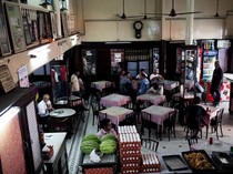 Kocak! Kafe Ini Larang Pengunjung Berjudi hingga Sisir Rambut