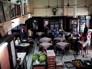 Kocak! Kafe Ini Larang Pengunjung Berjudi hingga Sisir Rambut