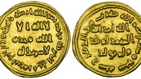 Pada tahun 77 Hijriah (696 Masehi) dinar emas Umayyah pertama dicetak, menandai lahirnya koin baru yang murni Islam. Gambar-gambar pada koin-koin sebelumnya kemudian diganti dengan ukiran dua kalimat syahadat dalam tulisan Arab. Foto: dok. Morton & Eden