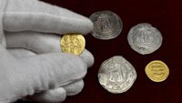Sebelum menggunakan koin, orang-orang Arab bertransaksi dengan cara barter. Setelah wafatnya Nabi Muhammad SAW pada tahun 632 Masehi, kerajaan Islam terus berkembang di bawah Kekhalifahan Bani Umayyah, dan menerapkan sistem transaksi dengan koin emas dan perak. Foto: dok. Morton & Eden