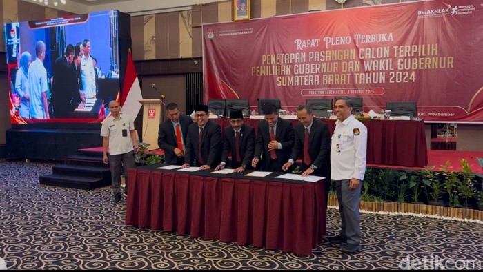 Komisioner KPU Sumbar menandatangani Surat Keputusan Penetapan Mahyeldi-Vasko sebagai Gubernur-Wagub terpilih. (Foto: Jeka Kampai)