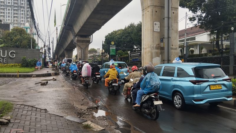 Kondisi Jalan Ciledug Raya yang sempat ambles (Fawdi/detikcom)