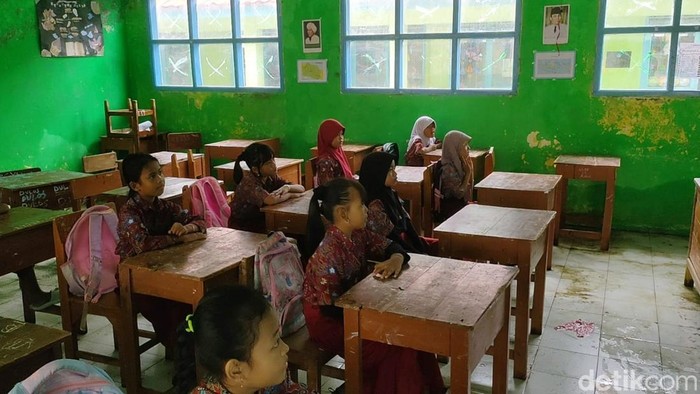 Kondisi ruang kelas SDN 3 Ambuluakibat banjir rob.