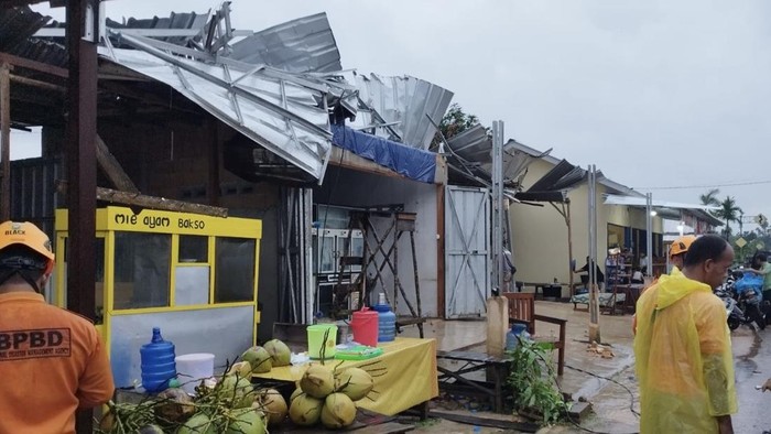 Kondisi rumah dan toko kelontong yang diterjang angin.