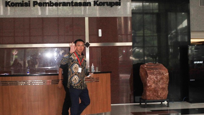Mantan Komisaris Utama PT Pertamina (Persero) Basuki Tjahaja Purnama alias Ahok berjalan untuk menjalani pemeriksaan di Gedung Merah Putih KPK, Jakarta, Kamis (9/1/2025). Ahok diperiksa sebagai saksi kasus dugaan korupsi pengadaan liquefied natural gas (LNG) 2011-2021 yang melibatkan mantan Direktur Utama PT Pertamina periode 2009-2014 Karen Agustiawan. ANTARA FOTO/Reno Esnir/app/foc.