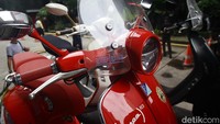 Tiga unit Vespa dibawa menggunakan kendaraan angkut masuk ke Gedung Merah Putih Komisi Pemberantasan Korupsi (KPK), Rasuna Said, Jakarta, Kamis (9/1/2025).