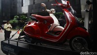 Total kerugian negara dari kasus tersebut ditaksir mencapa Rp 1 triliun. Sementara untuk edisi Christian Dior di atas Rp 400an juta.