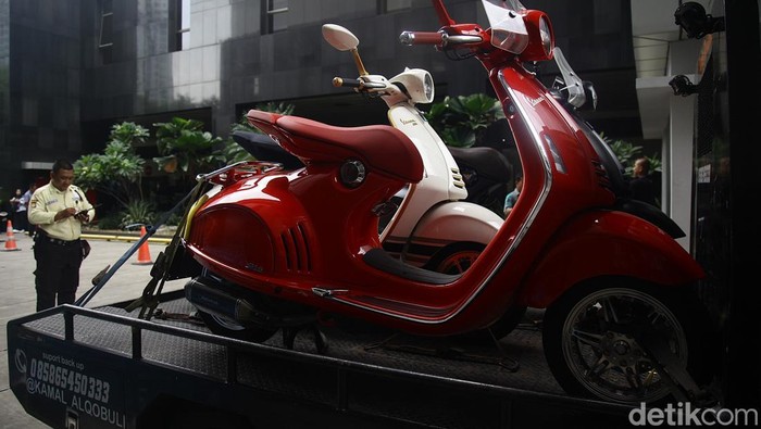 Tiga unit Vespa 946 Bellisima dibawa menggunakan kendaraan angkut masuk ke Gedung Merah Putih Komisi Pemberantasan Korupsi (KPK), Rasuna Said, Jakarta, Kamis (9/1/2025). Tiga unit Vespa 946 tersebut merupakan barang bukti dari pengembangan penyelidikan kasus dugaan korupsi di Lembaga Pembiayaan Ekspor Indonesia (LPEI).
