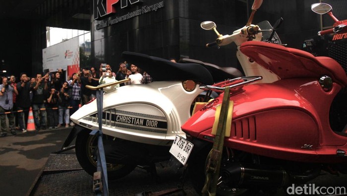 Tiga unit Vespa 946 Bellisima dibawa menggunakan kendaraan angkut masuk ke Gedung Merah Putih Komisi Pemberantasan Korupsi (KPK), Rasuna Said, Jakarta, Kamis (9/1/2025). Tiga unit Vespa 946 tersebut merupakan barang bukti dari pengembangan penyelidikan kasus dugaan korupsi di Lembaga Pembiayaan Ekspor Indonesia (LPEI).
