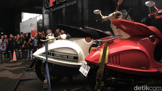 Tiga unit Vespa 946 Bellisima dibawa menggunakan kendaraan angkut masuk ke Gedung Merah Putih Komisi Pemberantasan Korupsi (KPK), Rasuna Said, Jakarta, Kamis (9/1/2025). Tiga unit Vespa 946 tersebut merupakan barang bukti dari pengembangan penyelidikan kasus dugaan korupsi di Lembaga Pembiayaan Ekspor Indonesia (LPEI).