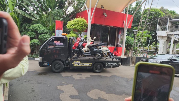 KPK menggeledah rumah eks Dirut BUMN di kawasan Jakarta terkait kasus LPEI. 3 motor Piagio Vespa dan mobil Wuling disita.