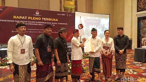 KPU Bali menetapkan Wayan Koster-I Nyoman Giri Prasta (Koster-Giri) sebagai gubernur-wakil gubernur Bali terpilih periode 2025-2030 di The Trans Resort, Badung, Kamis (9/1/2025). (Foto: Aryo Mahendro/detikBali)