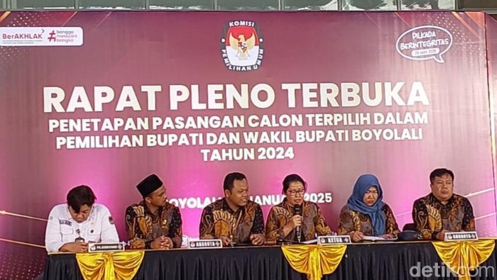 KPU Boyolali menggelar rapat pleno terbuka untuk menetapkan pemenang Pilkada Boyolali di Kantor KPU Boyolali, Kamis (9/1/2024).