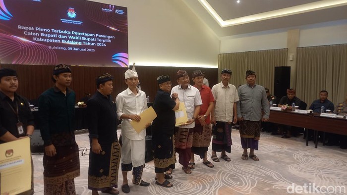 KPU Buleleng menetapkan Nyoman Sutjidra-Gede Supriatna sebagai bupati dan wakil bupati Buleleng terpilih, Kamis (9/1/2025). (Foto: Made Wijaya Kusuma/detikBali)