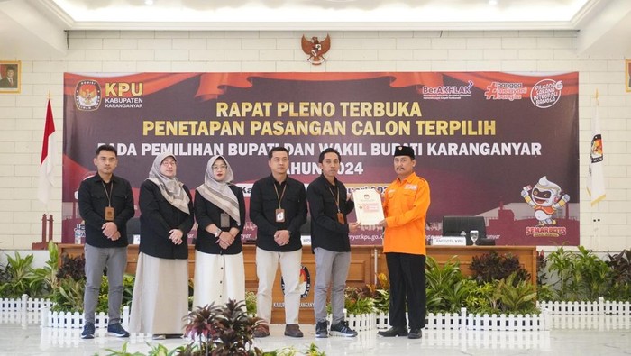 KPU Karanganyar saat melaksanakan penetapan Paslon Bupati-Wakil Bupati Karanganyar terpilih, di Gedung Mabes Convention Center Karanganyar, Kamis (9/1/2025).