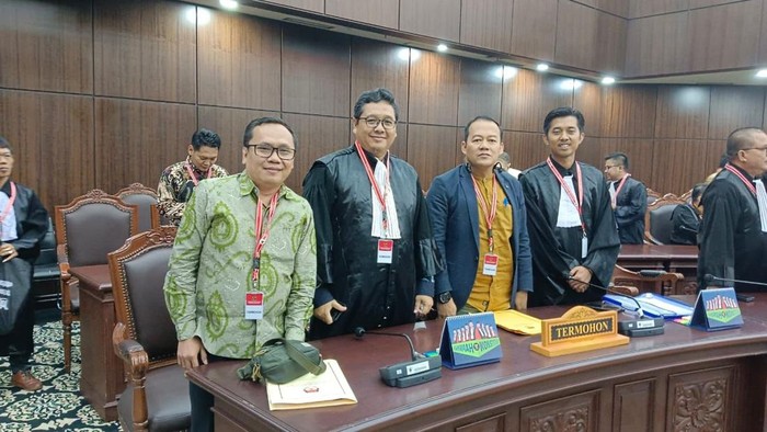 KPU Kabupaten Klaten bersama tim hukum di sidang MK hari ini.