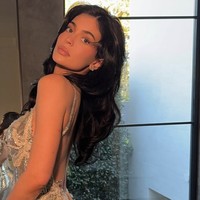 Kini di usia 27 tahun, Kylie Jenner memancarkan kesan berbeda. Pada acara Golden Globes 2025, ia tampil anggun dengan gaun vintage Versace yang pernah dikenakan Elizabeth Hurley. Makeup-nya yang minimalis menonjolkan keindahan alami wajahnya.  Foto: dok. Instagram @kyliejenner
