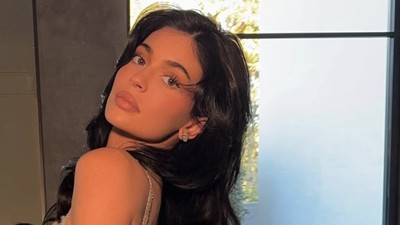 Evolusi Kylie Jenner, Dari Bibir Filler Kini Tampil Natural di Golden Globes