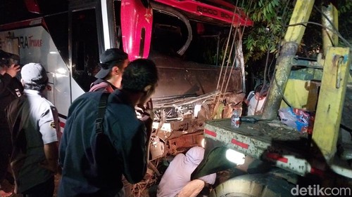 Kondisi bus pariwisata Bus Sakhindra Trans di Kota Batu usai menabrak sejumlah kendaraan