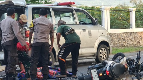 Evakuasi korban lakalantas oleh anggota kepolisian dibantu warga, Kamis (9/01/2025). (Humas Polres Lombok Timur)