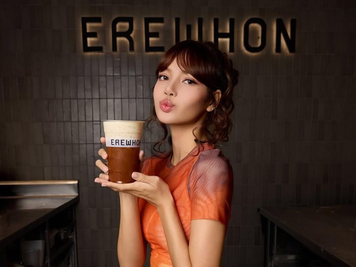 Lisa BLACKPINK kolaborasi dengan Erewhon dan Armra menawarkan minuman terbatas Thai Up The World Ice Tea.