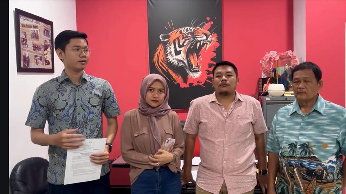 Video klarifikasi panitia penyelenggara Semarang Economy Creative (SEC), Wasidarono dan Putri Hana di kantor kuasa hukum. Foto diunggah Kamis (9/1/2025).
