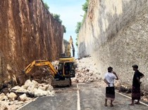 Video Objek Wisata Tanah Barak Bali Longsor, Batu Besar Menutup Jalan