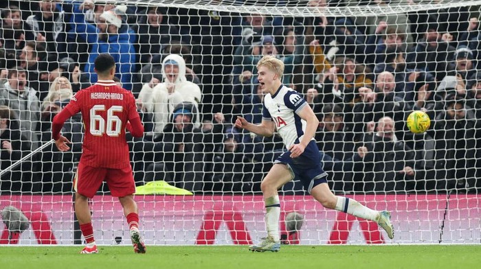 LONDON, ENGLAND - JANUARY 08: Lucas Bergvall of Tottenham Hotspur celebrates after scoring their sides first goal during the Carabao Cup Semi Final First Leg match between Tottenham Hotspur and Liverpool at Tottenham Hotspur Stadium on January 08, 2025 in London, England. (Photo by Harry Murphy - Danehouse/Getty Images)