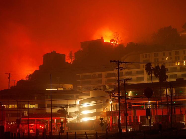 Malam Mencekam, Langit California Memerah gegara Kebakaran Hutan