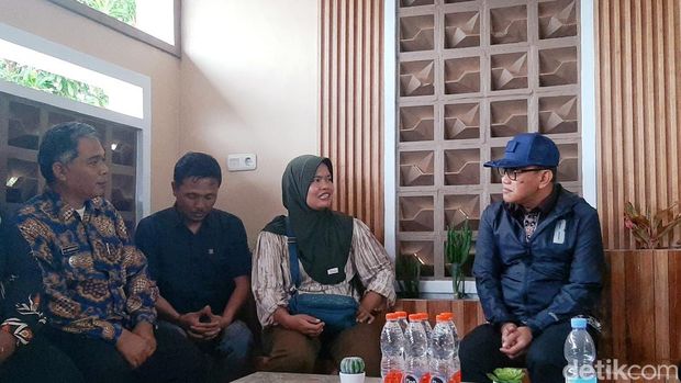 Menteri P2MI Abdul Kadir Karding, saat menyambangi rumah Santi di Desa Ciparagejaya, Kabupaten Karawang