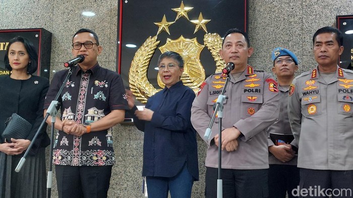Menteri Perlindungan Pekerja Migran Indonesia (P2MI) Abdul Kadir Karding beserta jajarannya bertemu dengan Kapolri Jenderal Listyo Sigit Prabowo. (Rumondang N/detikcom)