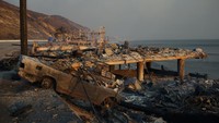 Di antara insiden yang paling parah adalah kebakaran di wilayah Pacific Palisades, yang telah menghanguskan lahan seluas 64 kilometer persegi. Kebakaran Eaton, yang menyebar di wilayah Altadena di bagian timur Los Angeles County, juga telah menghancurkan lebih dari 42 kilometer persegi lahan hutan. REUTERS/Daniel Cole