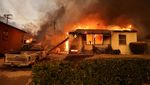 Mobil-mobil Hangus Terbakar Saat Kebakaran Hutan Landa California