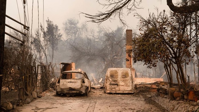 Mobil-mobil Hangus Terbakar Saat Kebakaran Hutan Landa California A view following wildfires in Altadena, California, U.S. January 8, 2025. REUTERS/Zaydee Sanchez