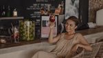Pesona Ariel Tatum Saat Minum Kopi hingga Bikin Kue