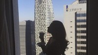 Saat liburan ke Jepang, lawan main Abidzar Al-Ghifari ini juga memulai hari dengan menikmati secangkir kopi. Foto: Instagram @arieltatum