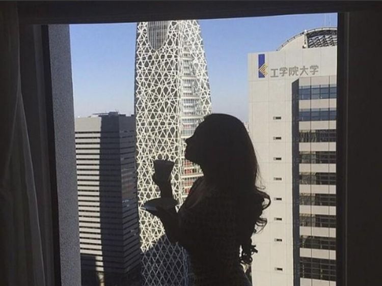 Pesona Ariel Tatum Saat Minum Kopi hingga Bikin Kue